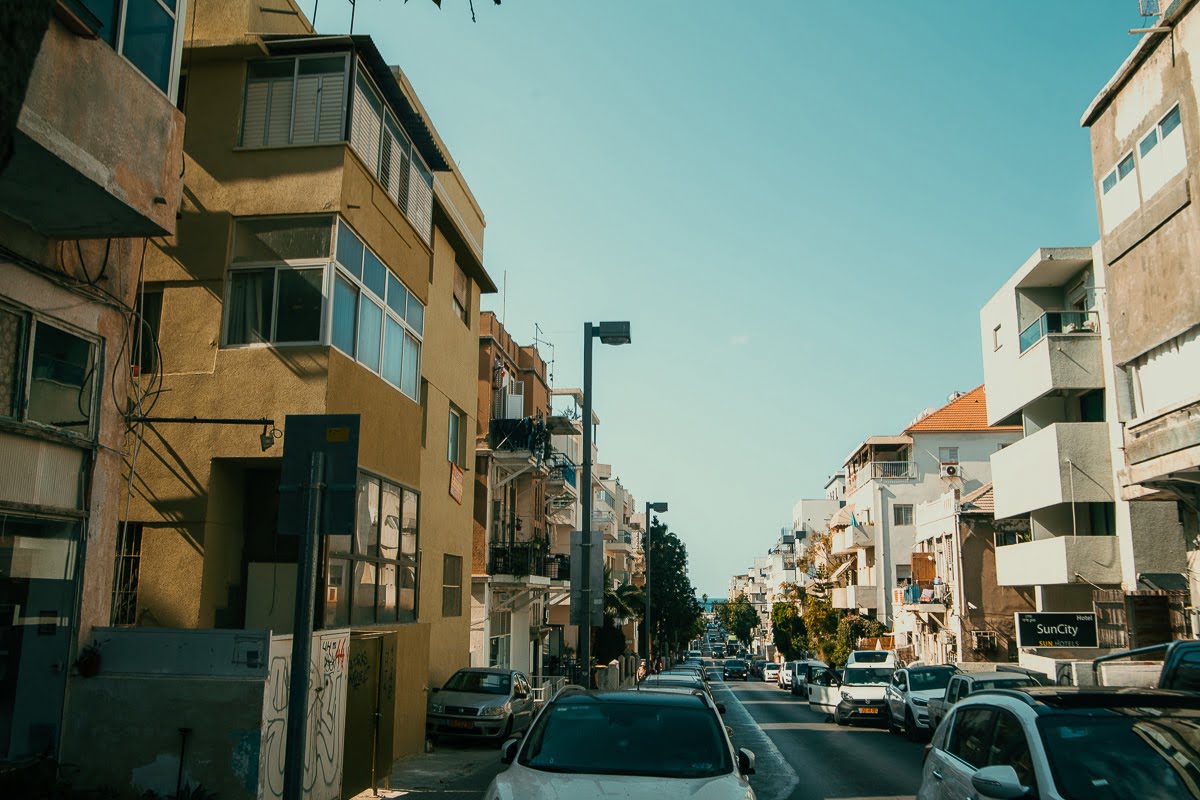 Tel Awiw targ stragany owoce przyprawy street photo