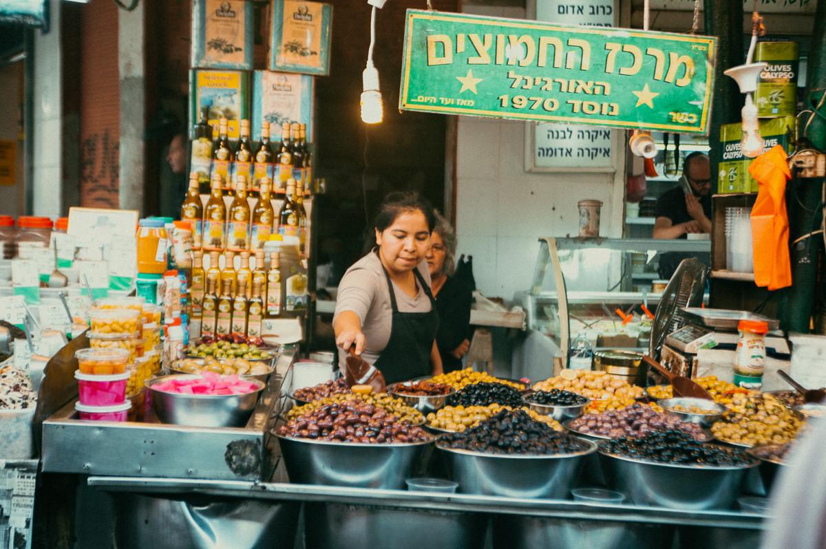 Tel Awiw targ stragany owoce przyprawy street photo